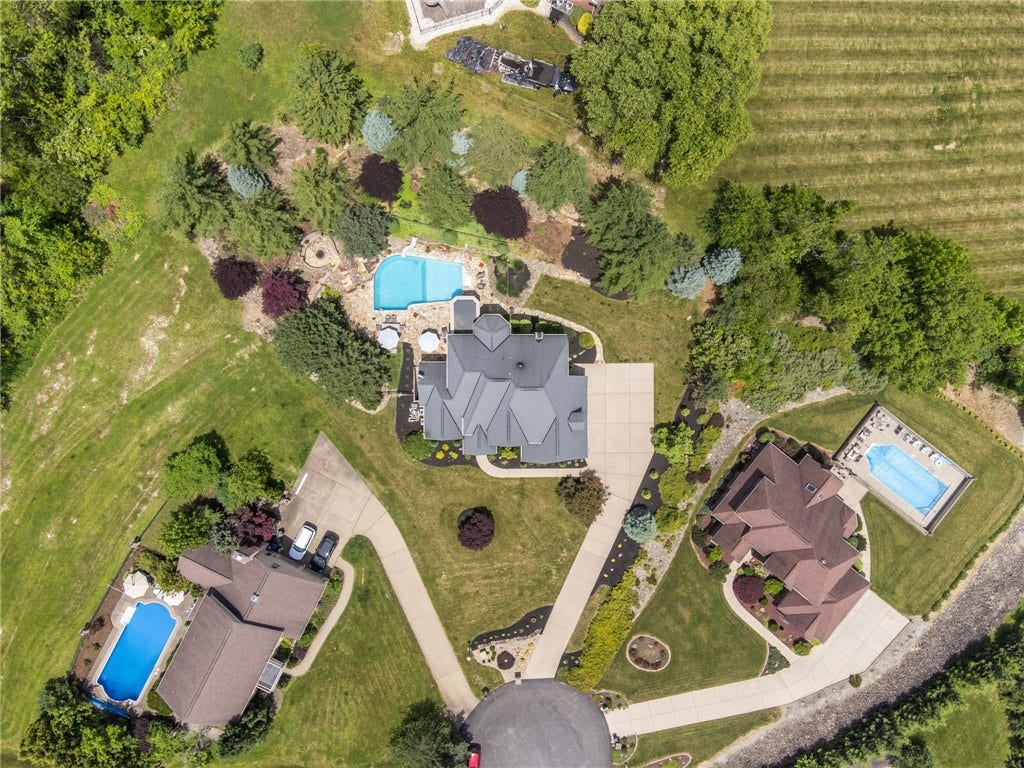 6 Crystol Ct, Irwin, PA 15642