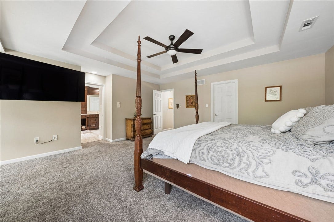 6 Crystol Ct, Irwin, PA 15642
