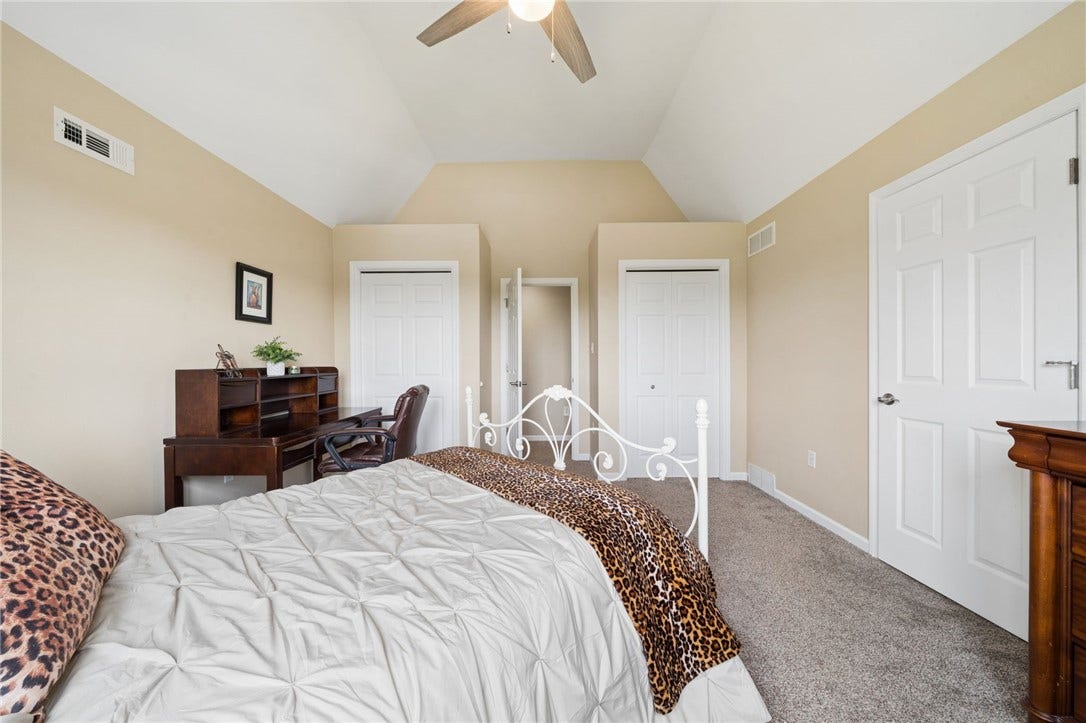 6 Crystol Ct, Irwin, PA 15642