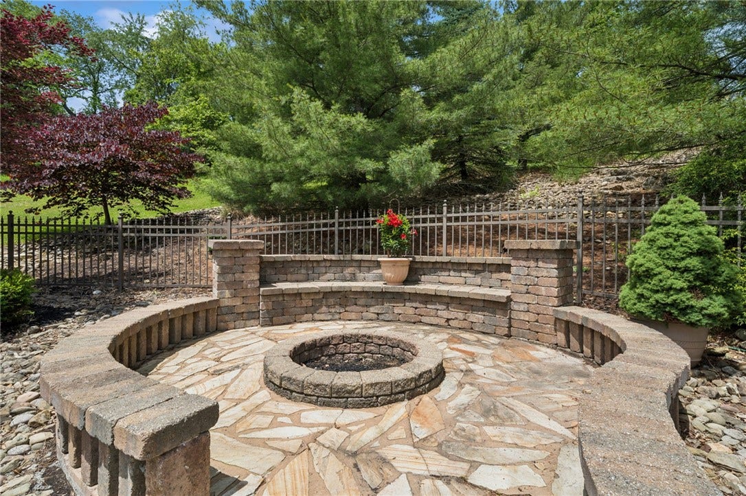 6 Crystol Ct, Irwin, PA 15642 6 Crystol Ct, Irwin, PA 15642