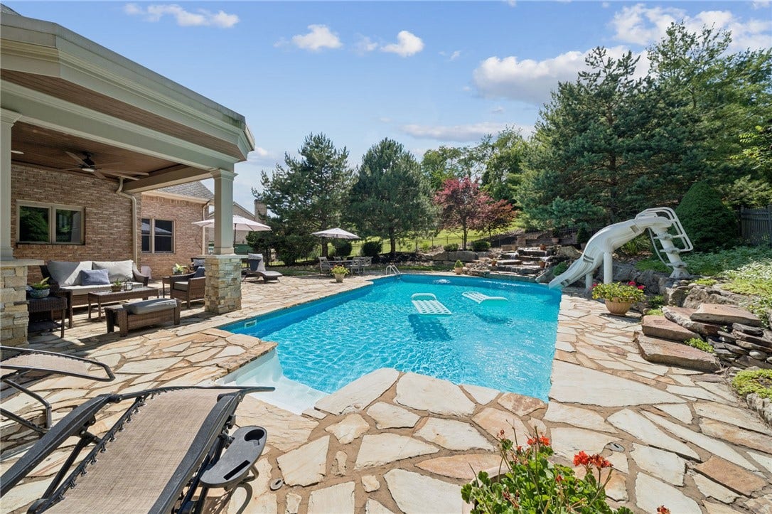 6 Crystol Ct, Irwin, PA 15642