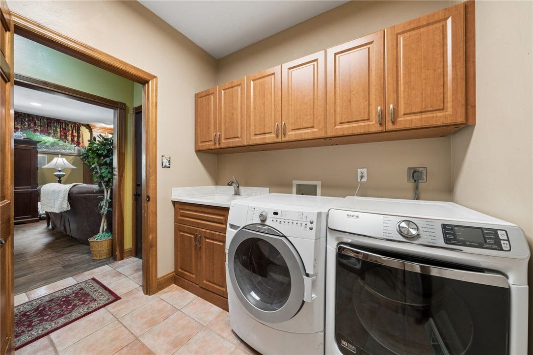 6 Crystol Ct, Irwin, PA 15642