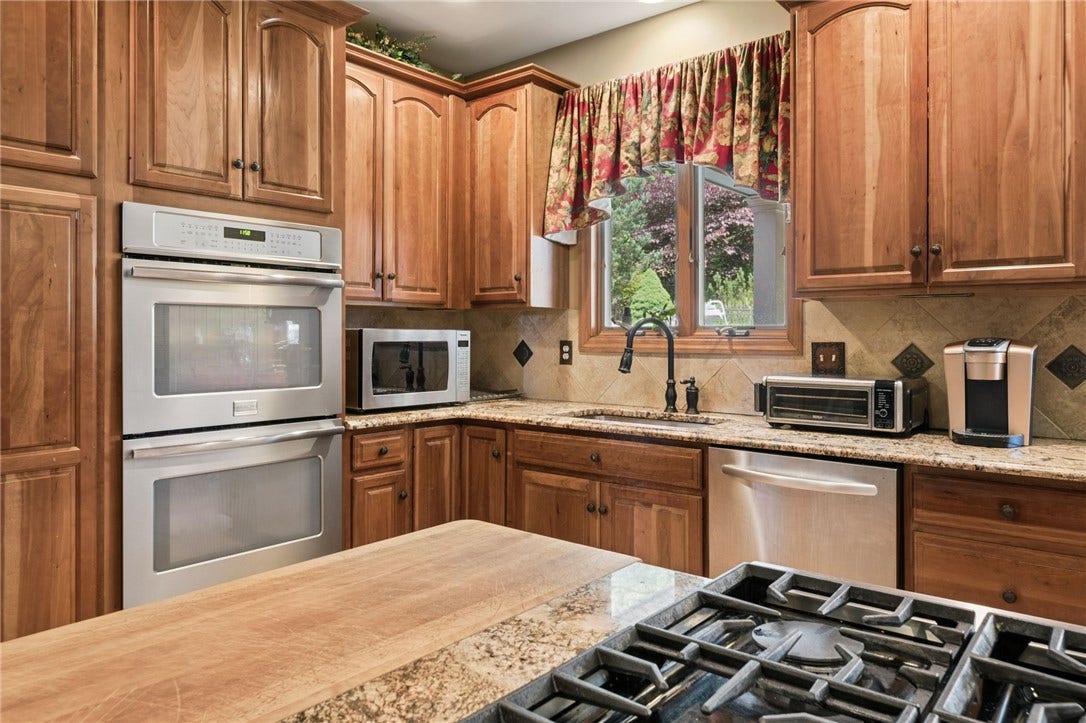 6 Crystol Ct, Irwin, PA 15642