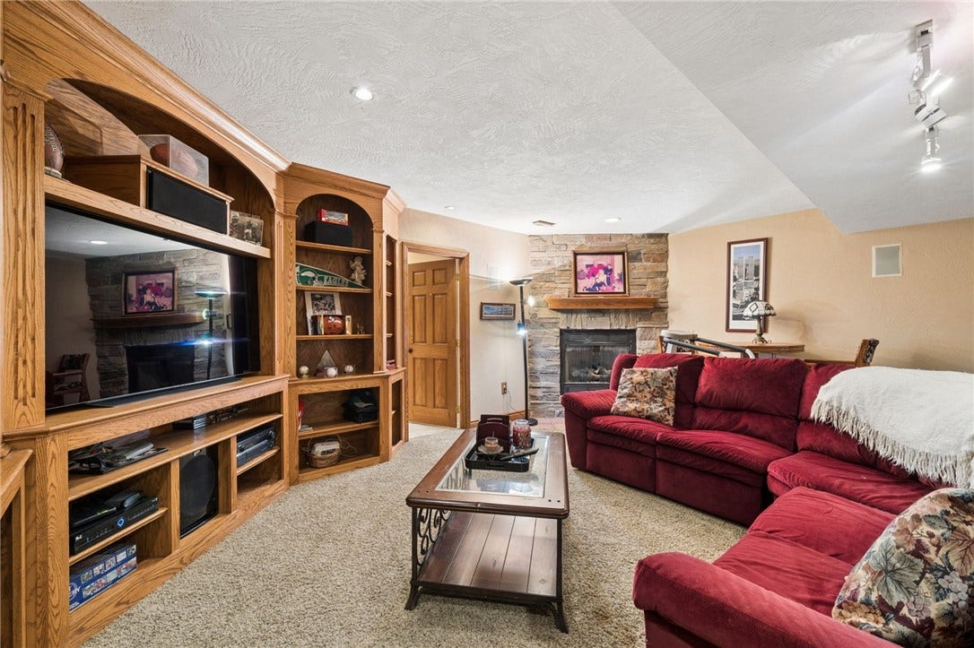 6 Crystol Ct, Irwin, PA 15642
