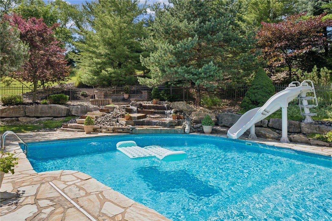 6 Crystol Ct, Irwin, PA 15642