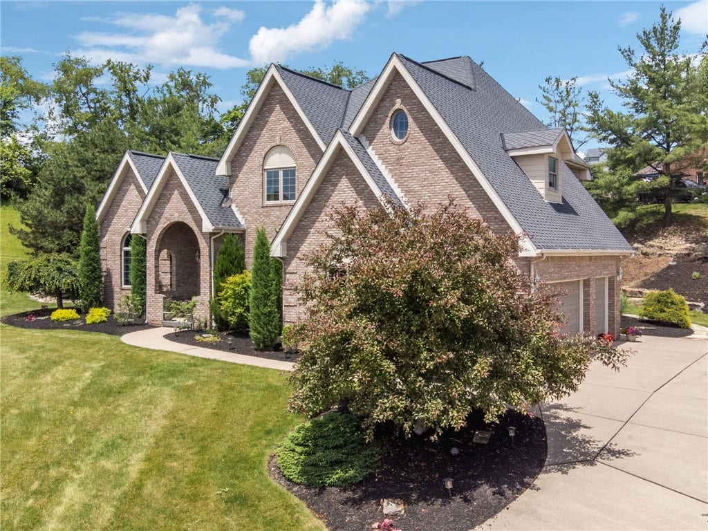 6 Crystol Ct, Irwin, PA 15642