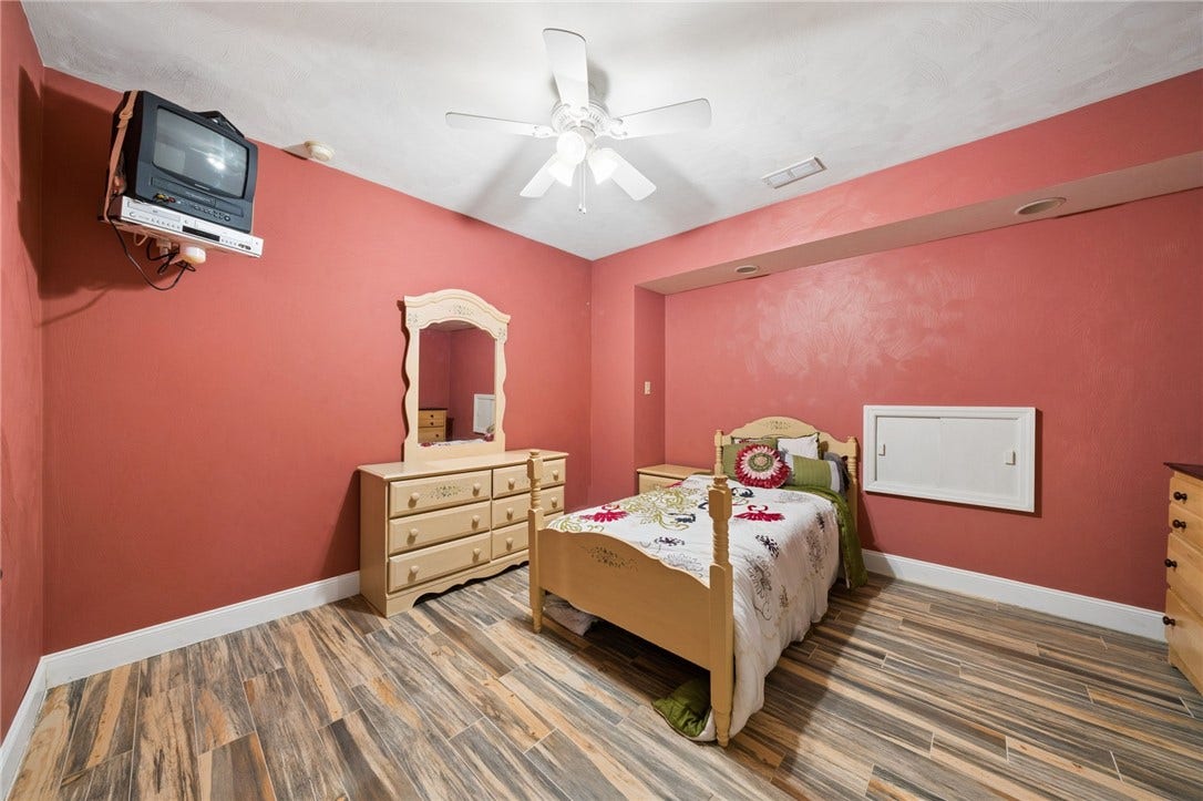 6 Crystol Ct, Irwin, PA 15642