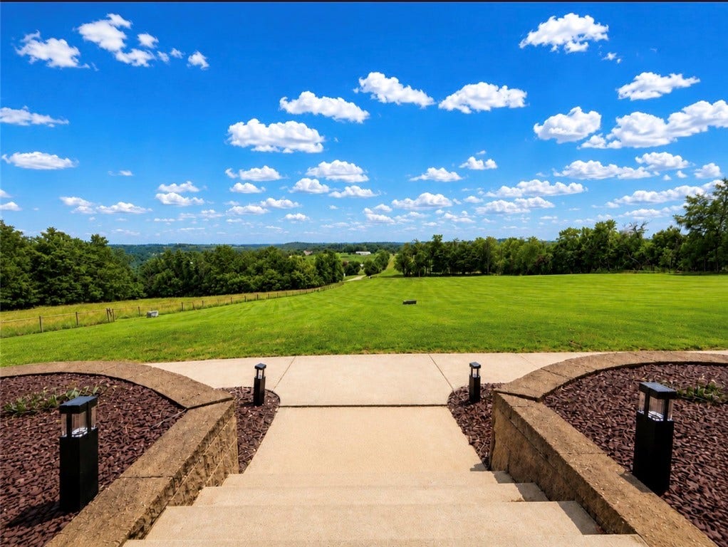 31 Sutton Ln, Washington, PA 15301