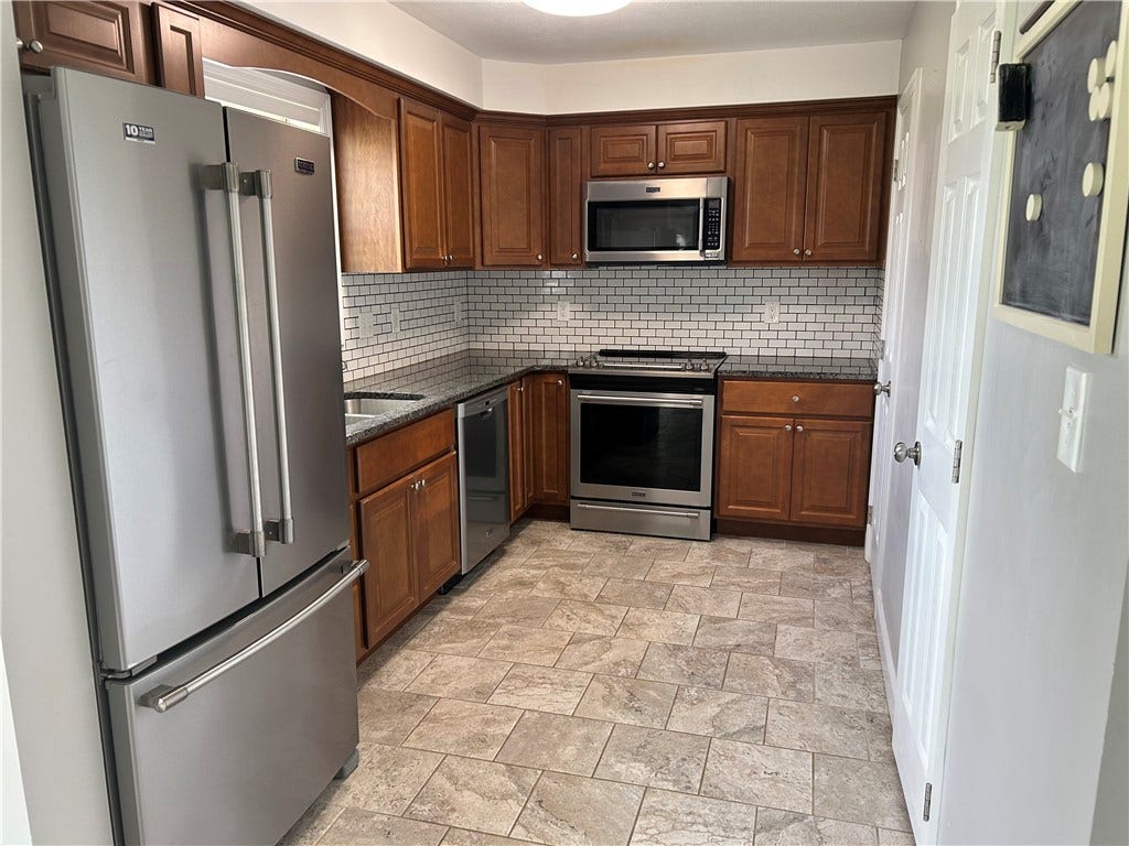 729 Skylark Dr, Connellsville, PA 15425