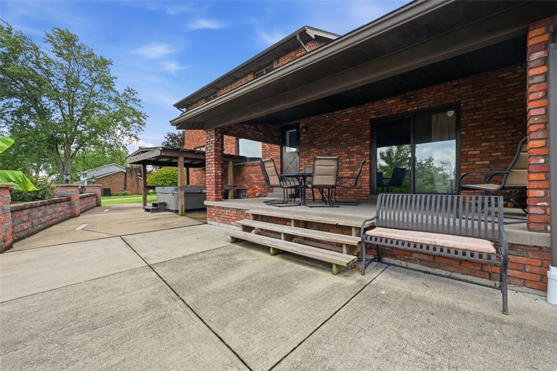 10501 Farview Dr, North Huntingdon, PA 15642