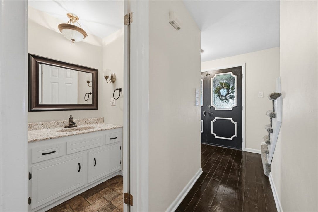 10501 Farview Dr, North Huntingdon, PA 15642