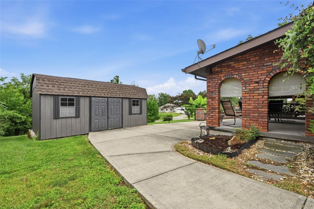 10501 Farview Dr, North Huntingdon, PA 15642