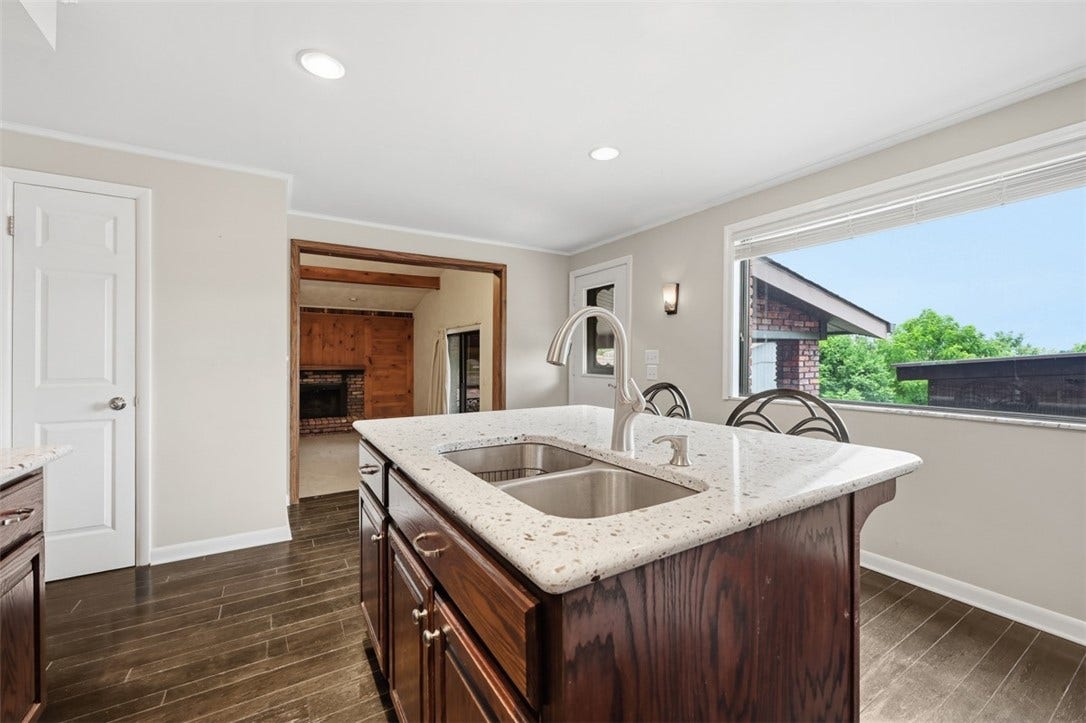 10501 Farview Dr, North Huntingdon, PA 15642