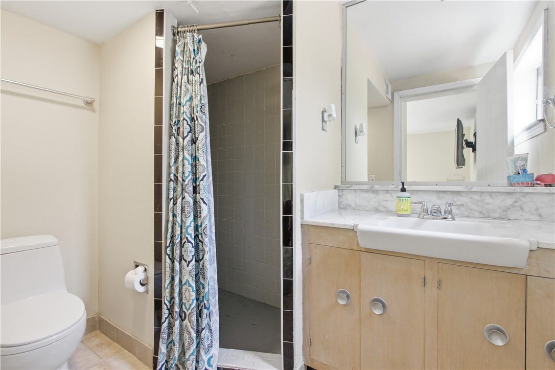 2072 Outlook Drive, Pittsburgh, PA 15241 Bright full bath with clean, classic finishes.