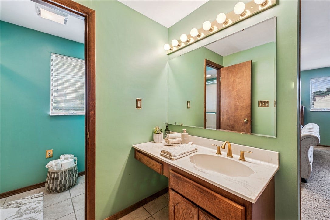 670 Vincent Drive, North Huntingdon, PA 15642