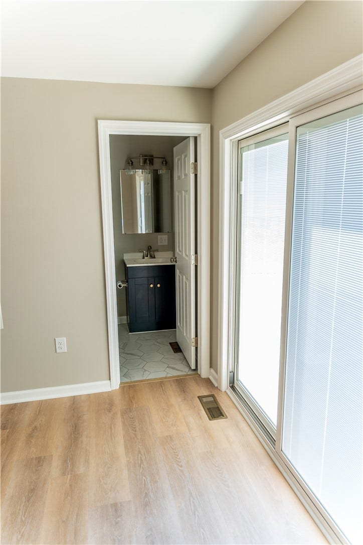 Owner' suite looking into bathroom