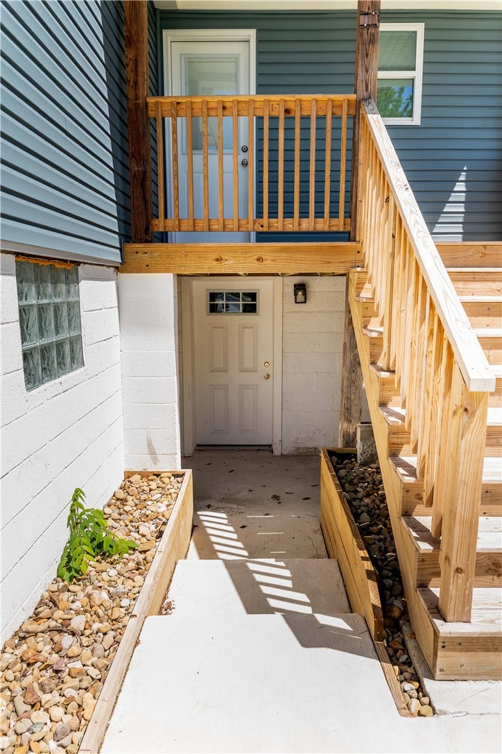 Walk in entrance to basement