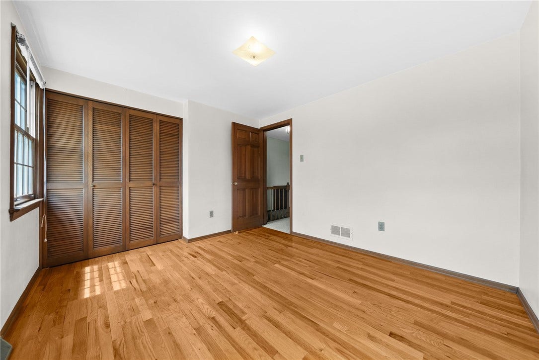 1249 Cairn Dr, Bethel Park, PA 15102