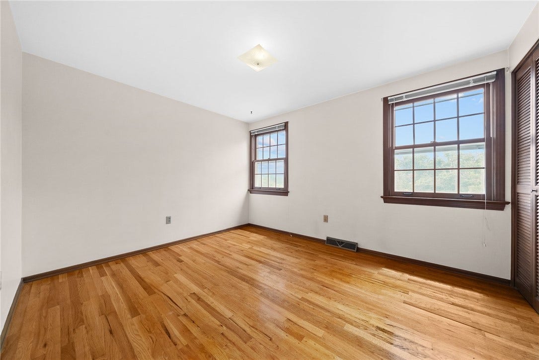 1249 Cairn Dr, Bethel Park, PA 15102