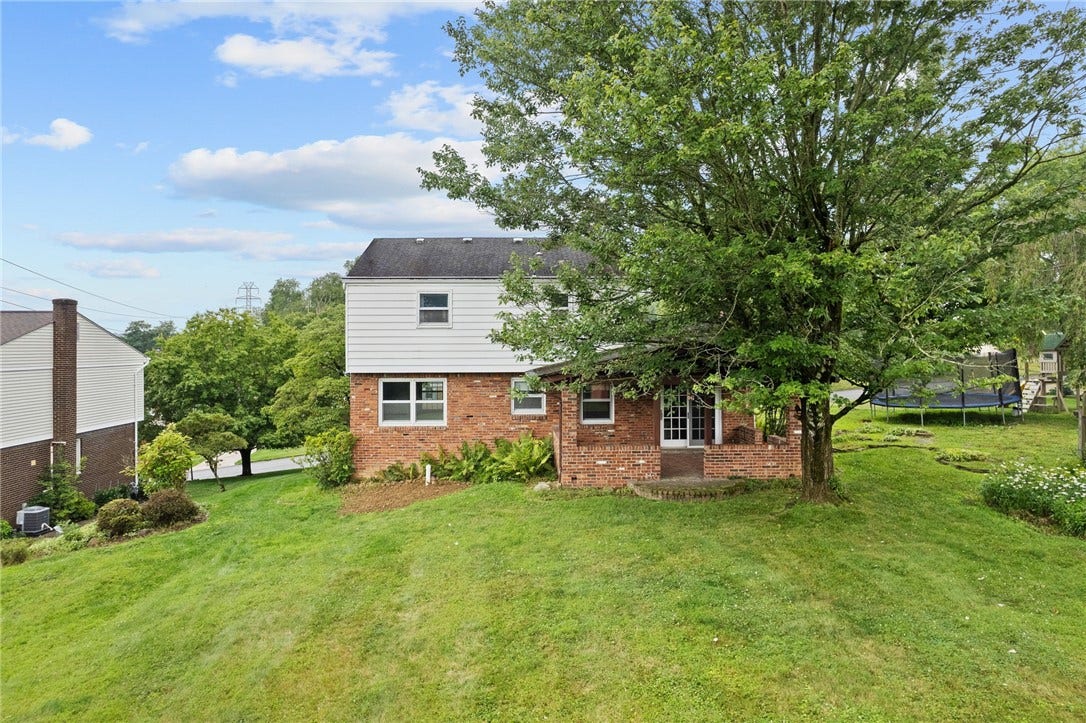 1249 Cairn Dr, Bethel Park, PA 15102