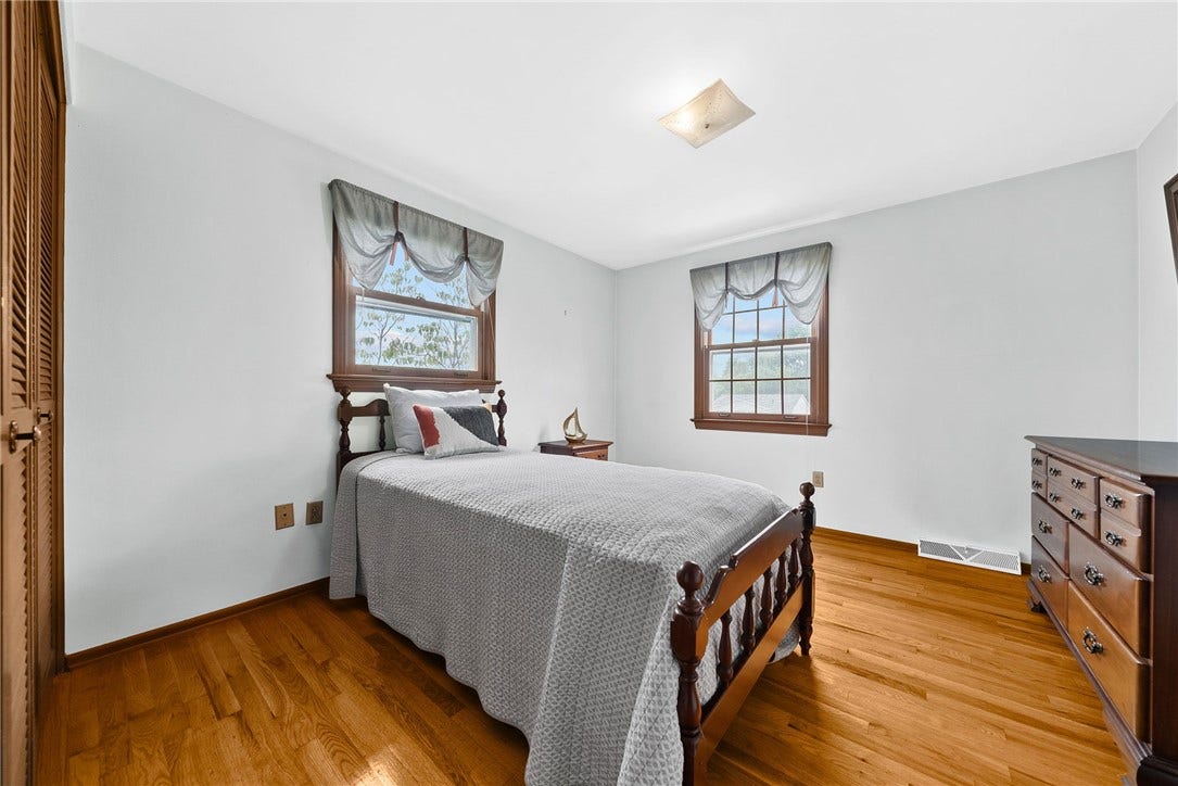 1249 Cairn Dr, Bethel Park, PA 15102