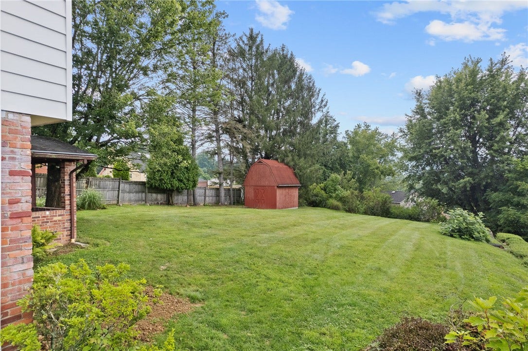 1249 Cairn Dr, Bethel Park, PA 15102