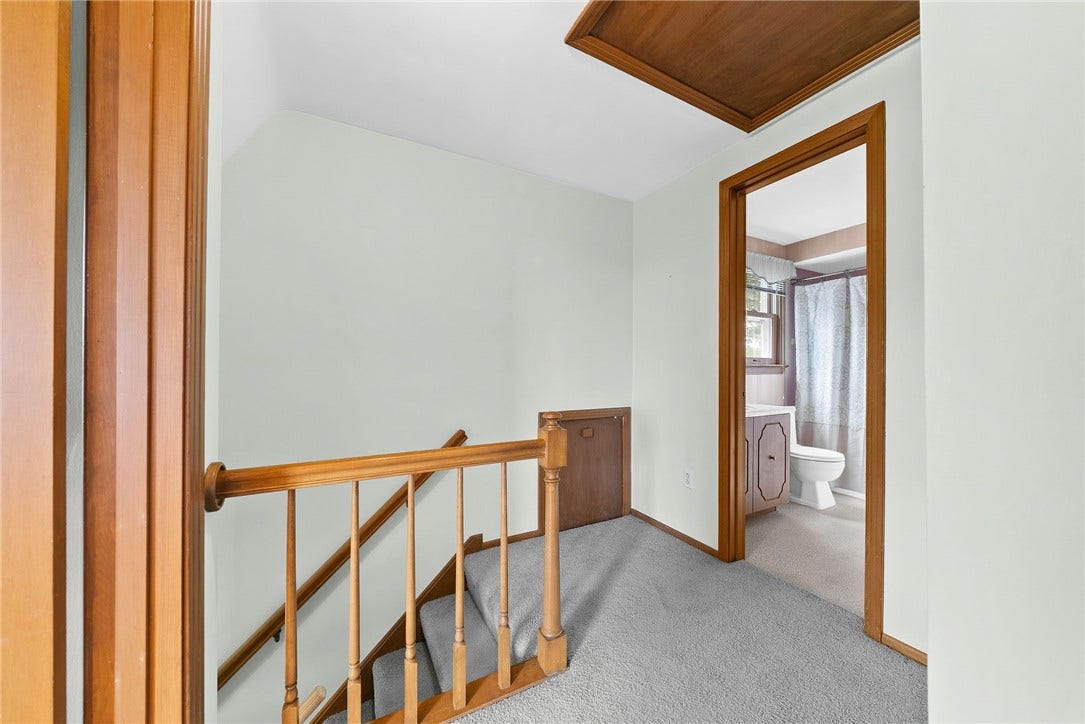 1249 Cairn Dr, Bethel Park, PA 15102