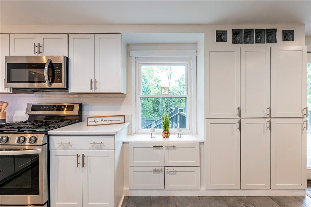 Love the design of this kitchen. It has so much charm!