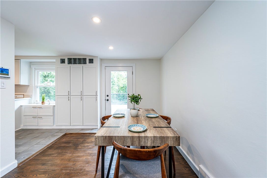 A nice bright open area for dining.