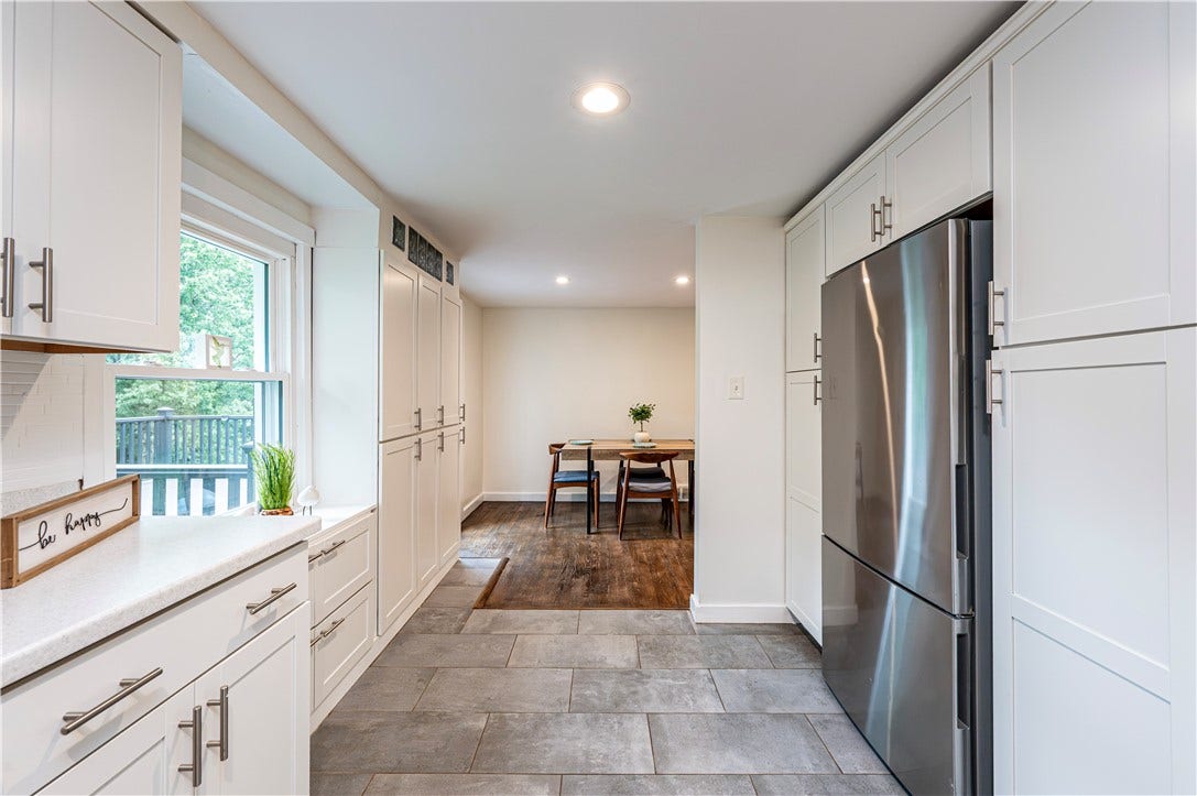 The recessed lighting adds a nice final touch !