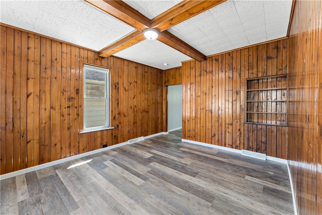 11 Elizabeth St, Washington, PA 15301