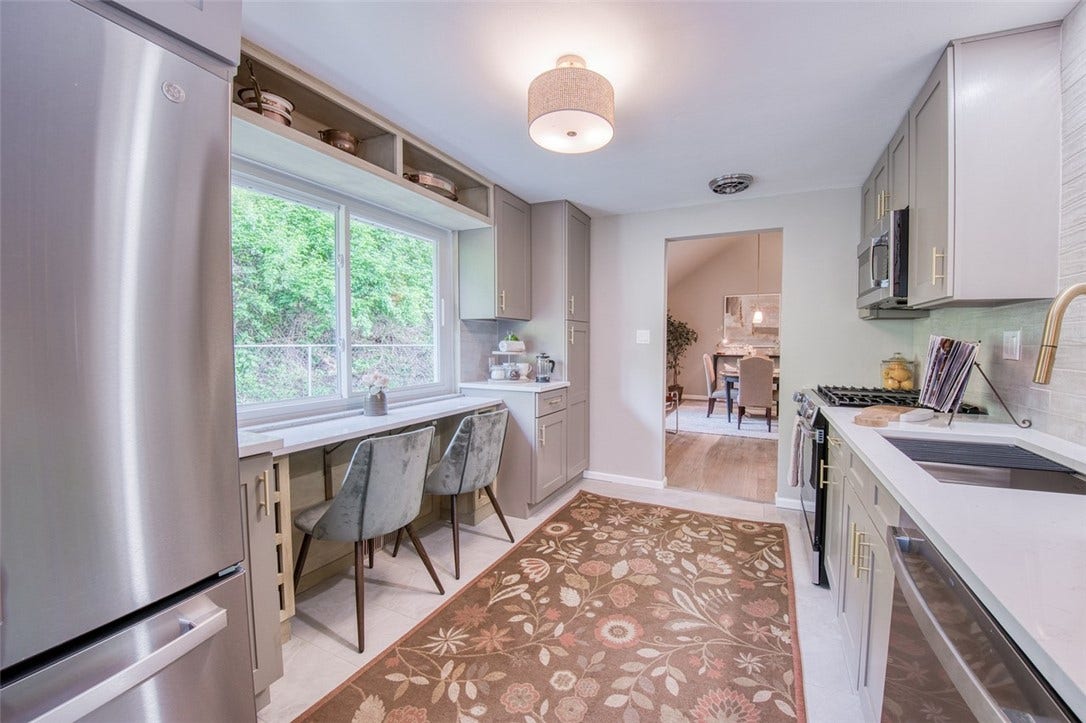 2661 Old Washington Road, Pittsburgh, PA 15241 New stainless steel appliances.