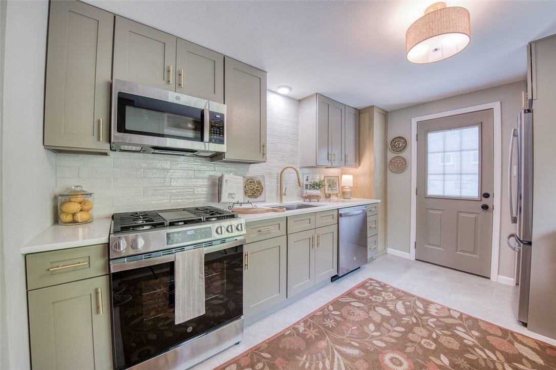 2661 Old Washington Road, Pittsburgh, PA 15241 fully remodeled ktichen.
