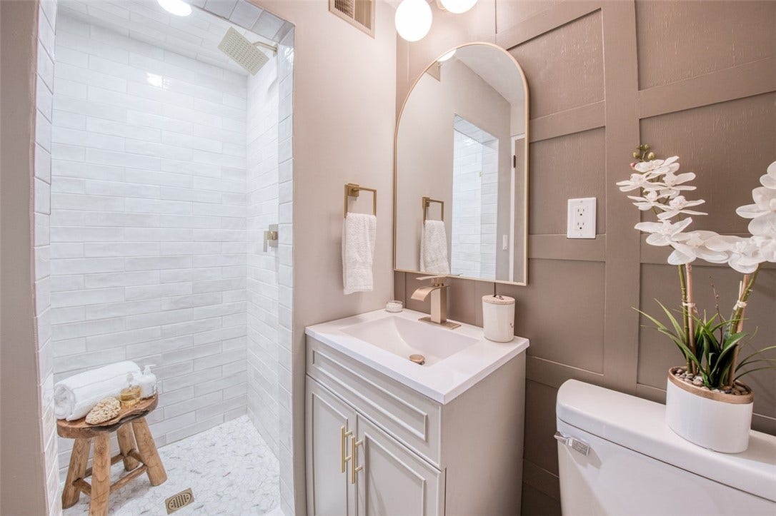 2661 Old Washington Road, Pittsburgh, PA 15241 Beautiful new full bathroom located on the entry floor of this home across from 4th bedroom/office.