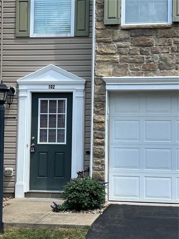 102 Alderwood Dr, Greensburg, PA 15601