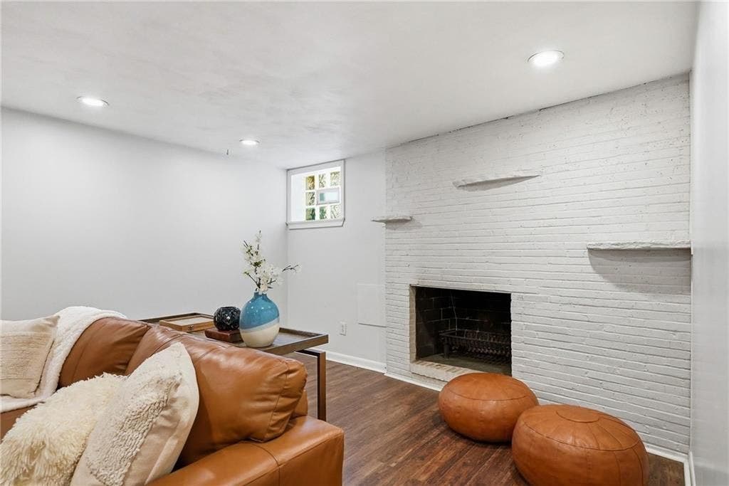 824 Foxland Drive, Pittsburgh, PA 15243 824 Foxland Drive, Pittsburgh, PA 15243