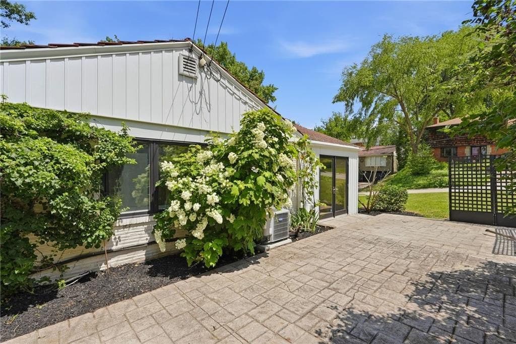824 Foxland Drive, Pittsburgh, PA 15243 824 Foxland Drive, Pittsburgh, PA 15243