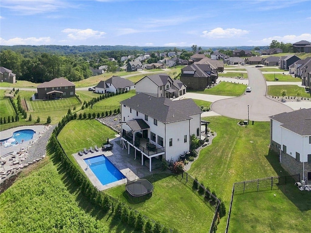 7509 Alvina Ct, North Huntingdon, PA 15642