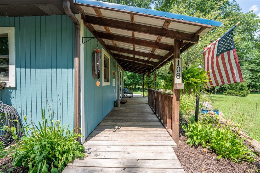 108 Shayne Ln, Latrobe, PA 15650
