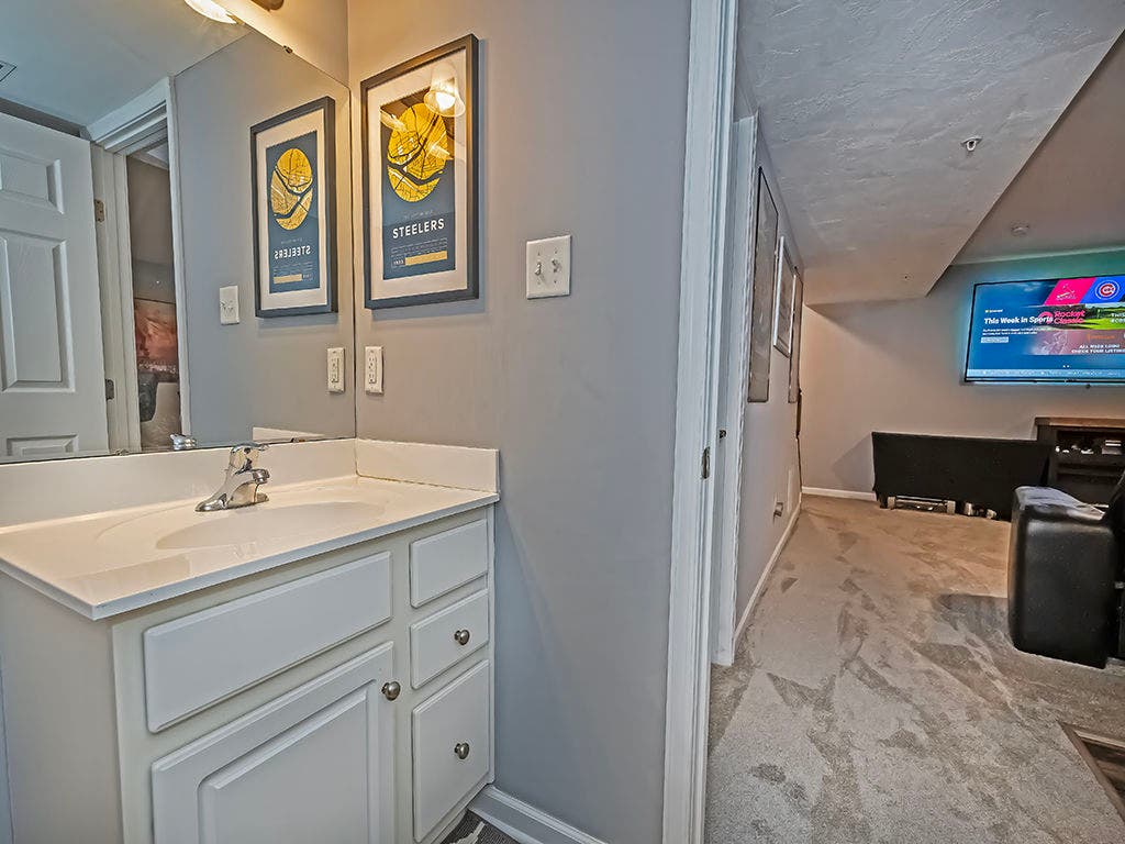 195 Broadstone Drive, Mars, PA 16046