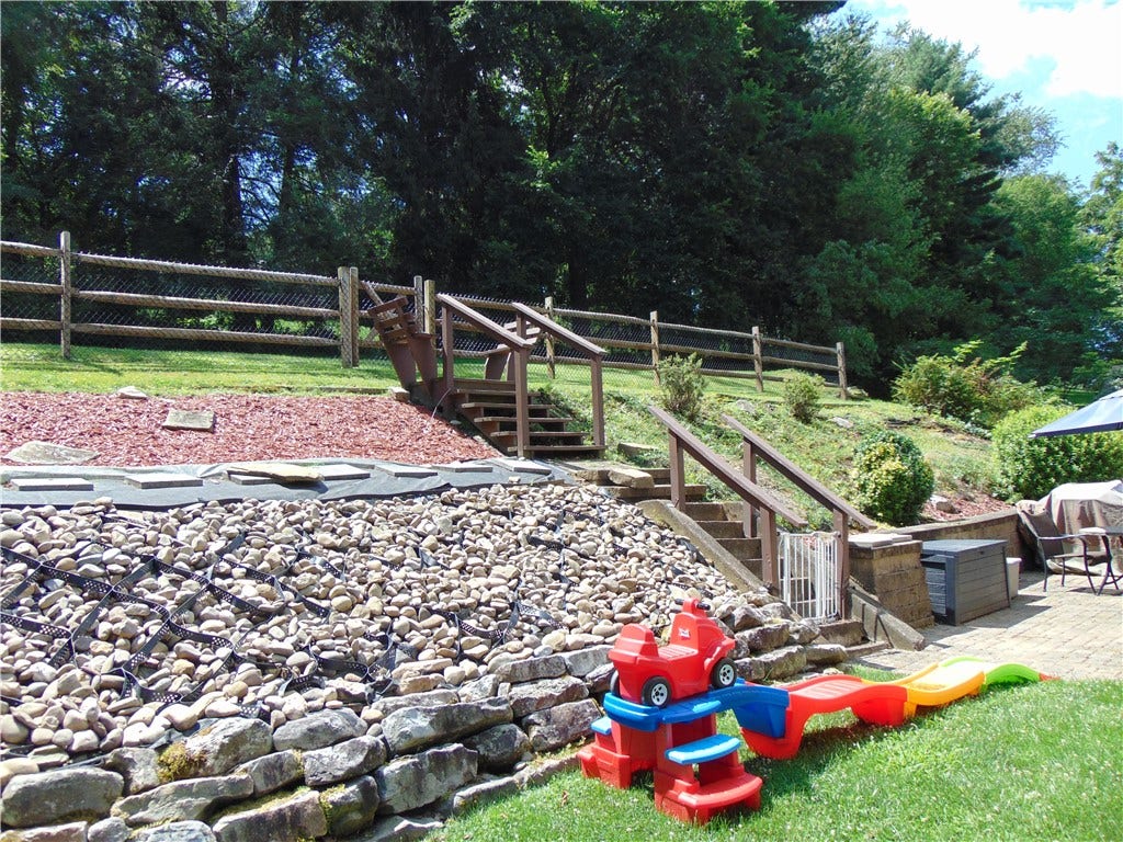 191 Buttermilk Hollow Rd, North Huntingdon, PA 15642