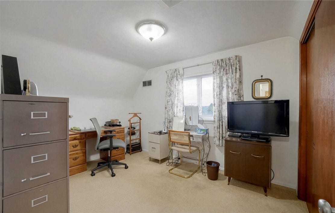 1422 Simona Dr, Pittsburgh, PA 15201 BR #2--faces back of house