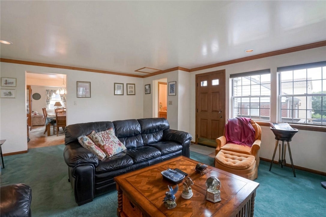 1422 Simona Dr, Pittsburgh, PA 15201 Great room with door to back deck