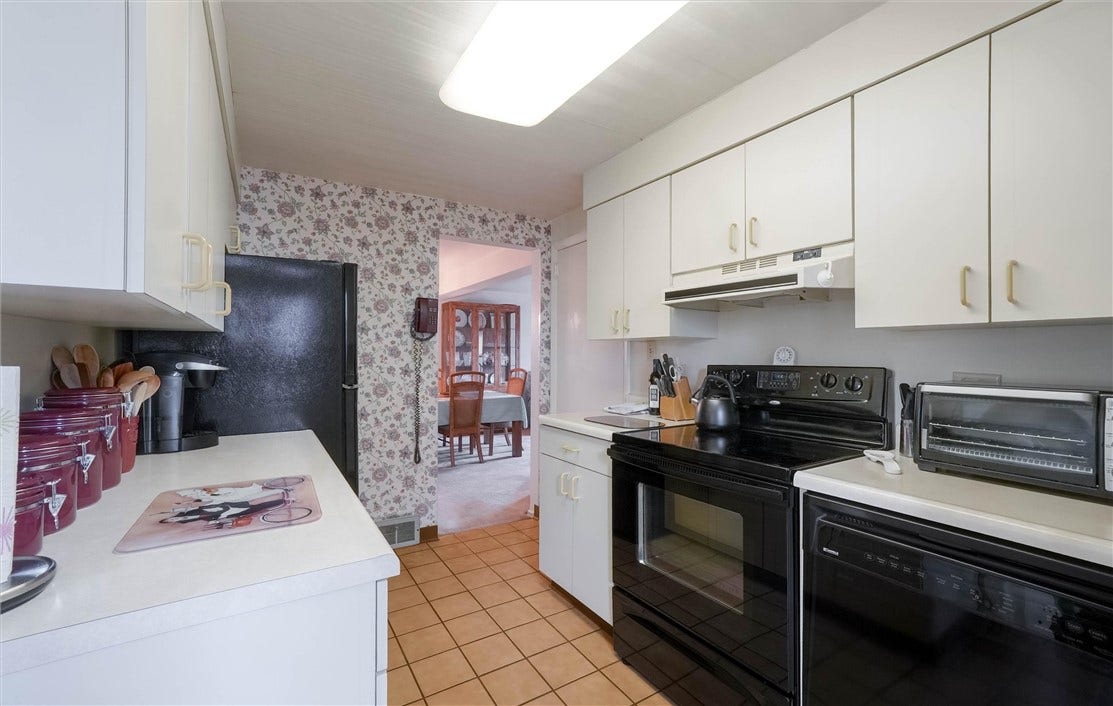 1422 Simona Dr, Pittsburgh, PA 15201 Kitchen