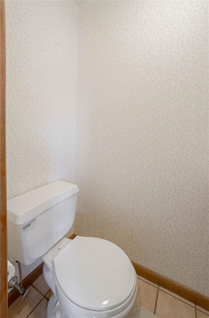 1422 Simona Dr, Pittsburgh, PA 15201 1st floor powder room