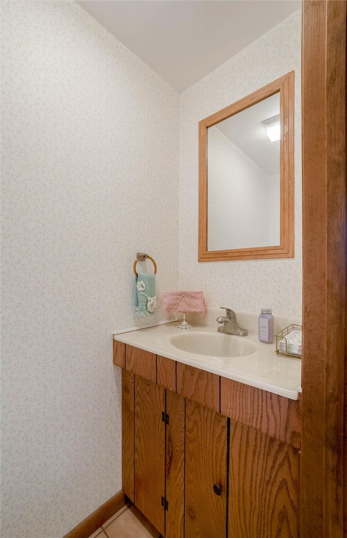 1422 Simona Dr, Pittsburgh, PA 15201 1st floor powder room