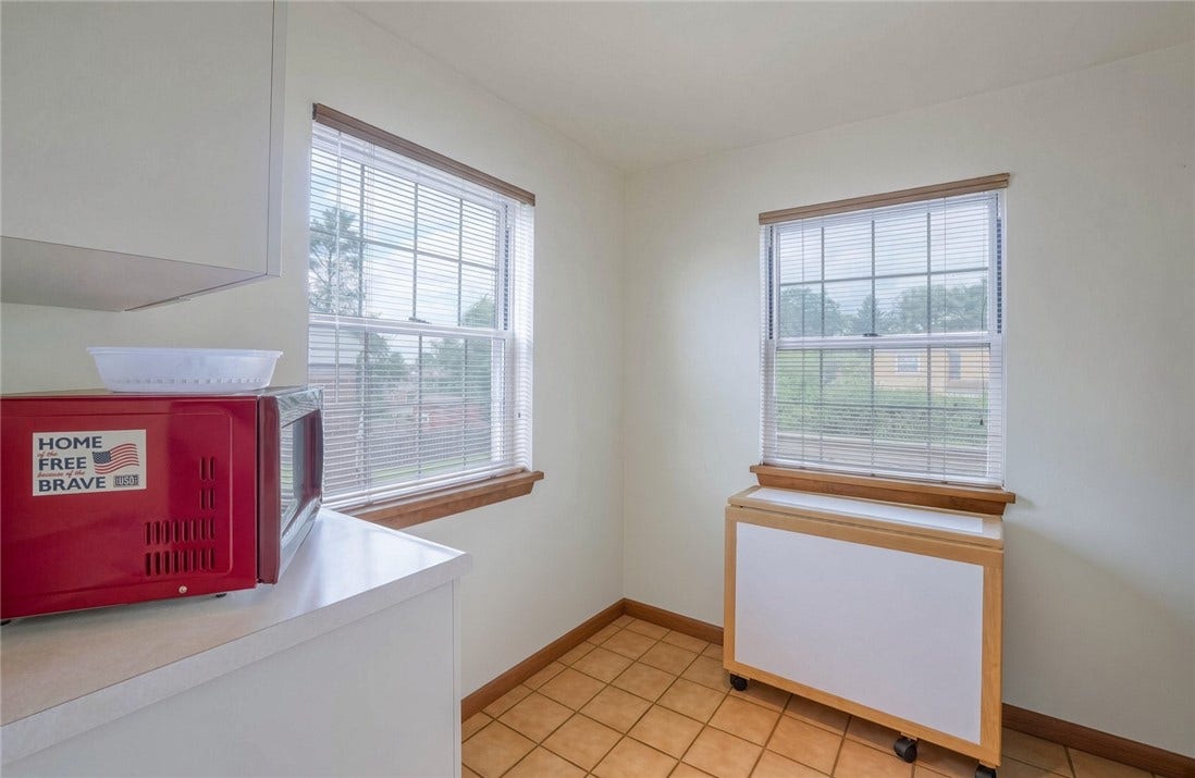 1422 Simona Dr, Pittsburgh, PA 15201 Nook, just off of kitchen