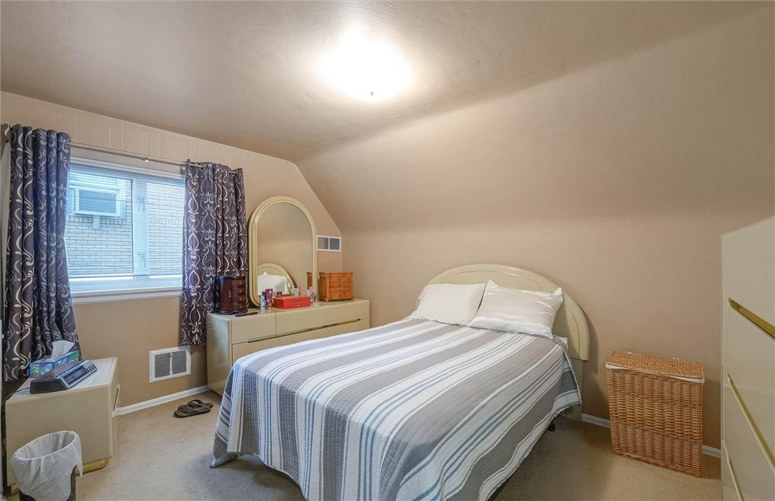 1422 Simona Dr, Pittsburgh, PA 15201 Bedroom