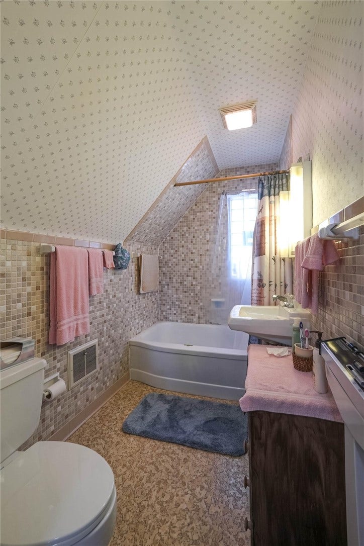 1422 Simona Dr, Pittsburgh, PA 15201 Bathroom, 2nd floor