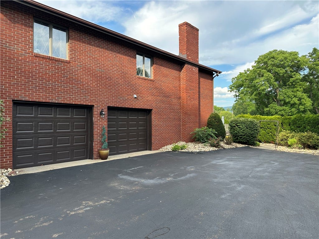 143 Heritage Hills Road, Uniontown, PA 15401